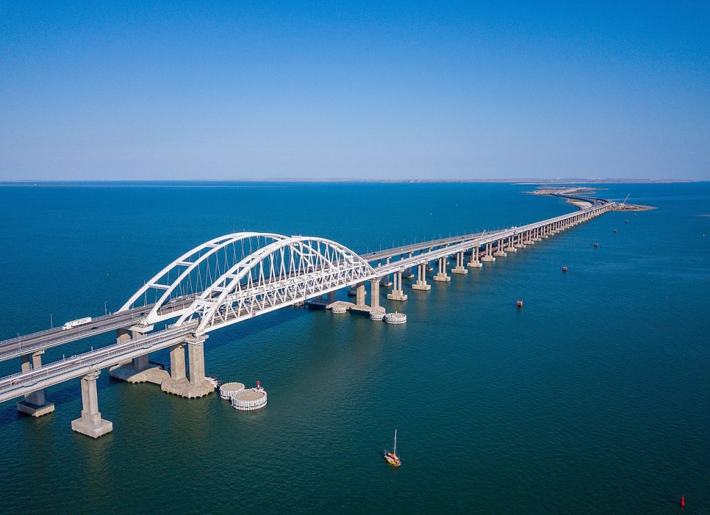 Podul lui Putin din strâmtoarea Kerci ar fi luat foc