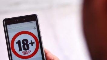 Site-urile pentru adulți nu mai au nevoie de verificarea vârstei în Australia. Guvernul vrea să lanseze cursuri pentru părinți