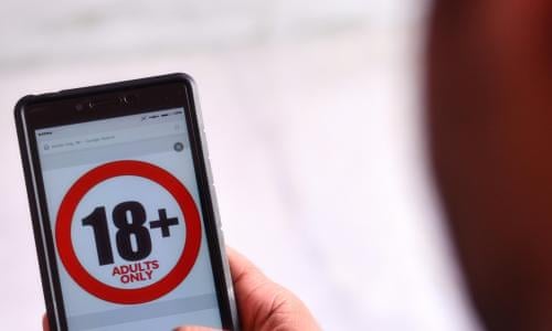 Site-urile pentru adulți nu mai au nevoie de verificarea vârstei în Australia. Guvernul vrea să lanseze cursuri pentru părinți