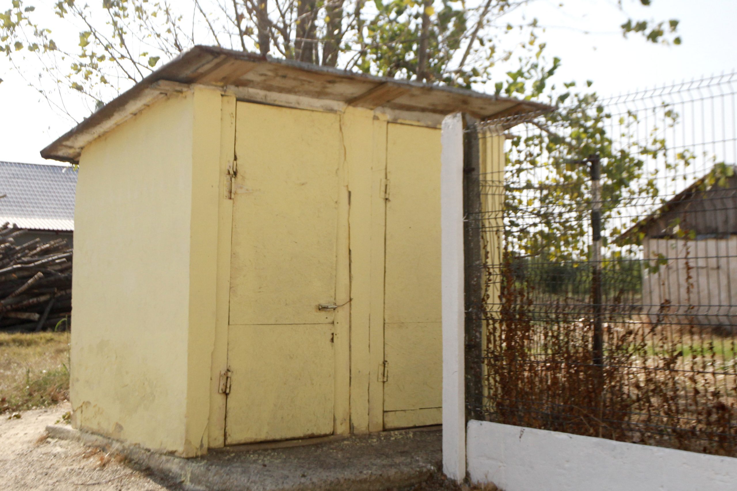 A început școala, dar aproape 200 de școli au WC în curte