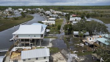 Uraganul Idaila devastează Florida, Georgia, Carolina de Sud și Cuba. O filmare arată cum o maşină este luată pe sus de o tornadă de scurtă durată