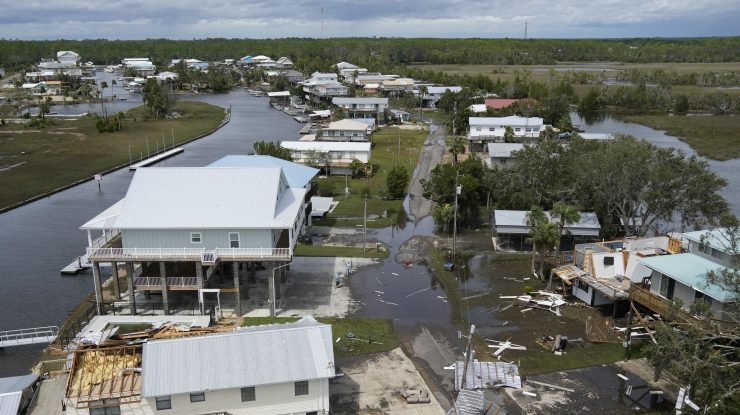 Uraganul Idaila devastează Florida, Georgia, Carolina de Sud și Cuba. O filmare arată cum o maşină este luată pe sus de o tornadă de scurtă durată