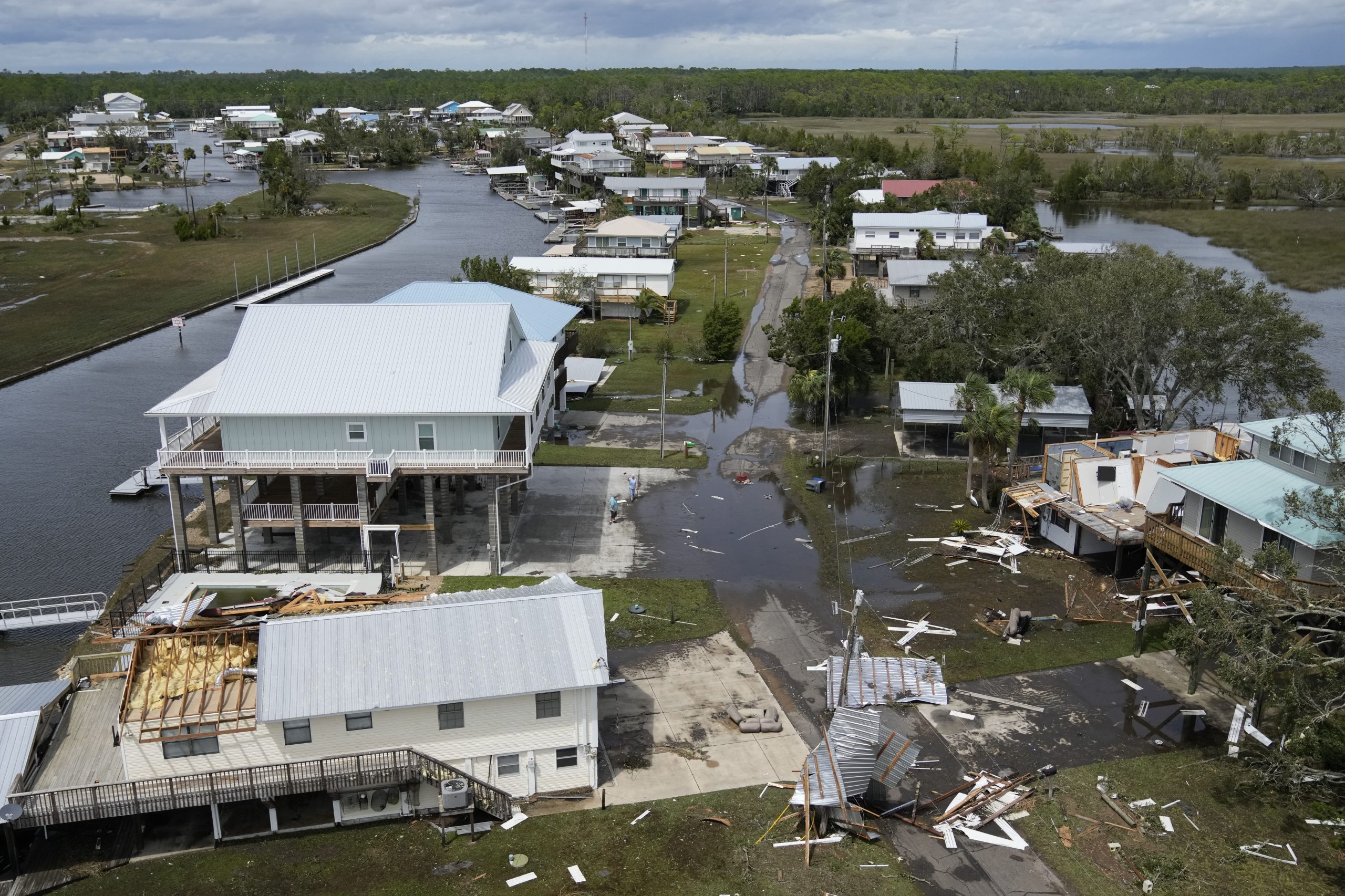 Uraganul Idaila devastează Florida, Georgia, Carolina de Sud și Cuba. O filmare arată cum o maşină este luată pe sus de o tornadă de scurtă durată