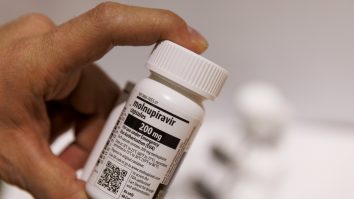 Molnupiravir face mutații SARS-COV-2. Pastila anti-COVID-19 dezvoltată de Merck ar putea agrava pandemia