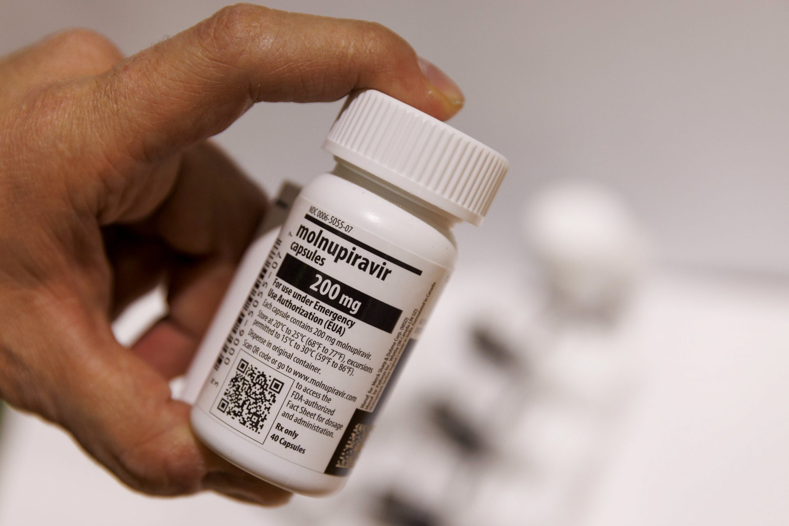 Molnupiravir face mutații SARS-COV-2. Pastila anti-COVID-19 dezvoltată de Merck ar putea agrava pandemia