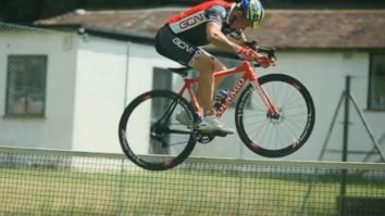 VIDEO. Doi sportivi de performanță fac cascadorii pe munte. Cum arată sincronizarea perfectă