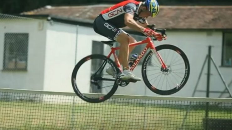 VIDEO. Doi sportivi de performanță fac cascadorii pe munte. Cum arată sincronizarea perfectă