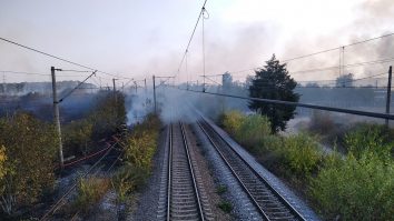 FOTO-VIDEO. Două incendii de vegetație au izbucnit în Buftea și la Glina. Flăcările au ajuns la calea ferată, dar nu au fost raportate victime