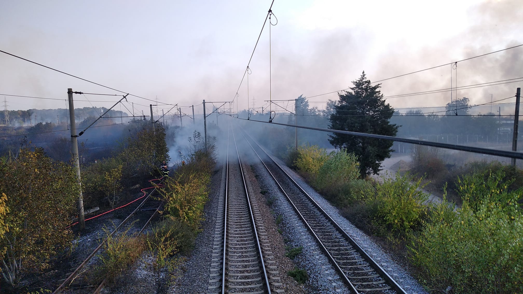FOTO-VIDEO. Două incendii de vegetație au izbucnit în Buftea și la Glina. Flăcările au ajuns la calea ferată, dar nu au fost raportate victime
