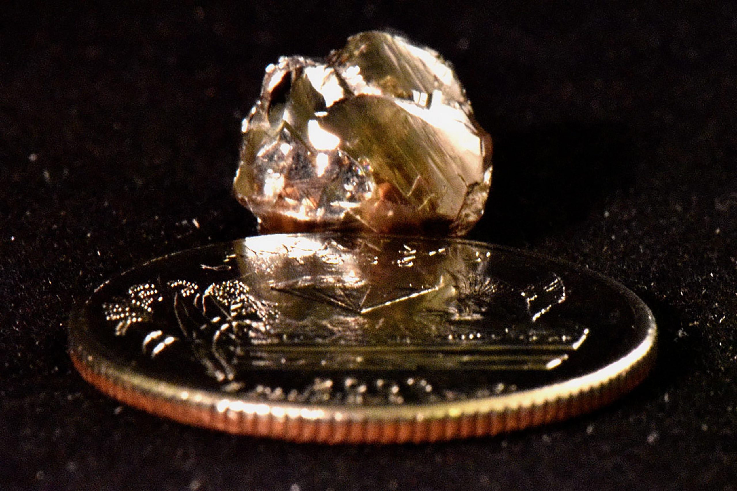 O zi de naștere norocoasă: O fetiță a găsit un diamant de 2,95 carate într-un parc