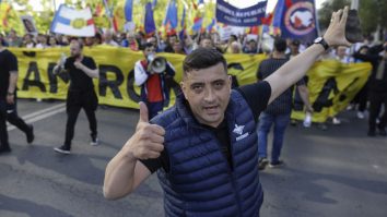 AUR organizează un protest joi în faţa sediului MAE. George Simion a anunţat o moţiune de cenzură împotriva Guvernului Ciolacu: „Cine nu semnează e un trădător!”