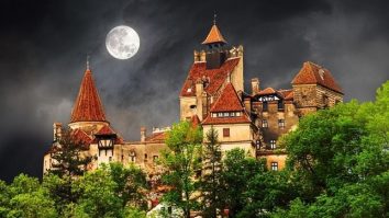 Cum te cucerește castelul Bran? De Halloween, 70% dintre vizitatorii din zonă sunt străini