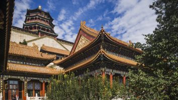 Hainele interzise din China. Cetățenii care poartă haine ofensatoare vor fi amendați