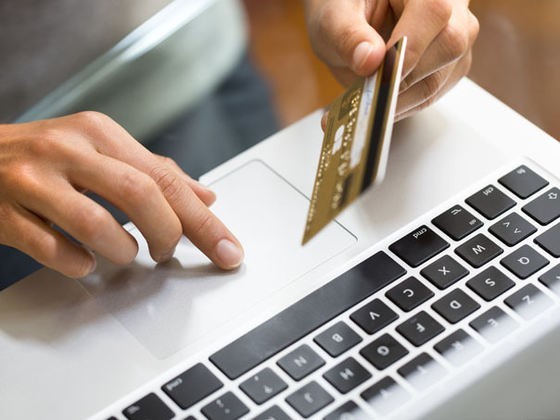România se clasează pe locul al treilea într-un clasament al vânzărilor online în Europa Centrală. Ce cumpărături fac românii