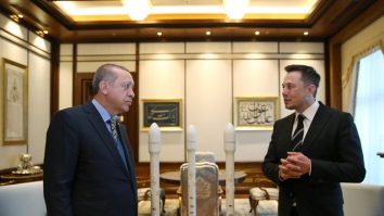 Erdogan îl curtează pe Musk. Președintele turc oferă facilitați pentru a obține implantarea viitoarei fabrici Tesla în țara sa