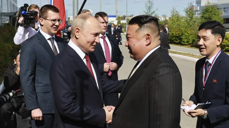 Putin s-a întâlnit cu Kim Jong Un. Coreea de Nord a lansat două rachete balistice/ Liderul rus ar putea da sateliți Coreei de Nord
