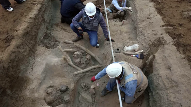 FOTO- Peru: Muncitorii descoperă opt mumii și obiecte pre-Inca