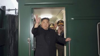 VIDEO. Cum a călătorit Kim Jong Un spre Rusia. Trenul de lux are canapele roz