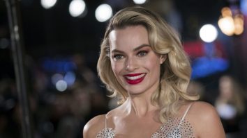 Margot Robbie se alătură grevei de la Hollywood. Cum a protestat actrița din „Barbie”