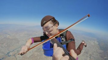 VIDEO. Spectacol muzical în aer. Compania aeriană Etihad Airways aduce „Misiune Imposibilă” în viața reală