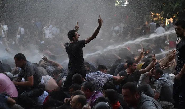 VIDEO. 25 morți și 80 de răniți în Armenia. Protestatarii au luat cu asalt clădirea Guvernului. Franța: Cerem convocarea Consiliului de Securitate  ONU