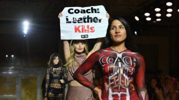 New York Fashion Week 2023. Pe podium a fost o femeie goală, în semn de protest pentru drepturile animalelor