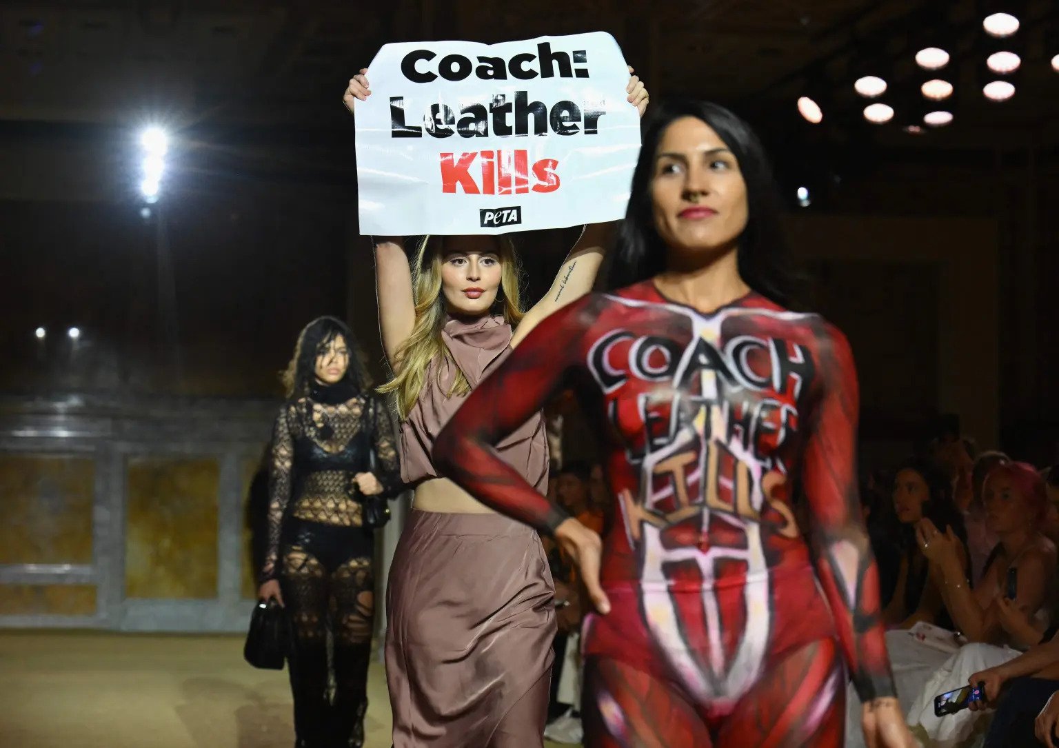 New York Fashion Week 2023. Pe podium a fost o femeie goală, în semn de protest pentru drepturile animalelor