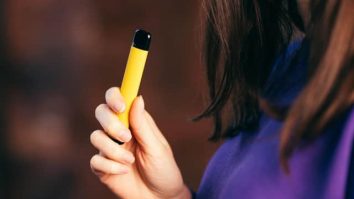 Franța este pe cale să interzică țigările electronice de unică folosință. Ce pericol reprezintă pentru mediu și sănătate