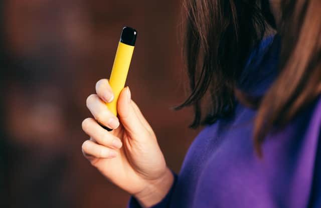 Franța este pe cale să interzică țigările electronice de unică folosință. Ce pericol reprezintă pentru mediu și sănătate