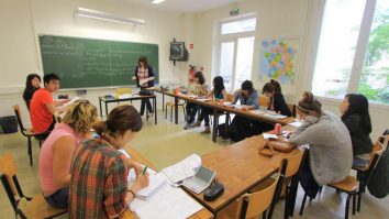 Franța propune un nou set de măsuri pentru noul an școlar. Ministerul Educației vrea să introducă o nouă materie: cititul