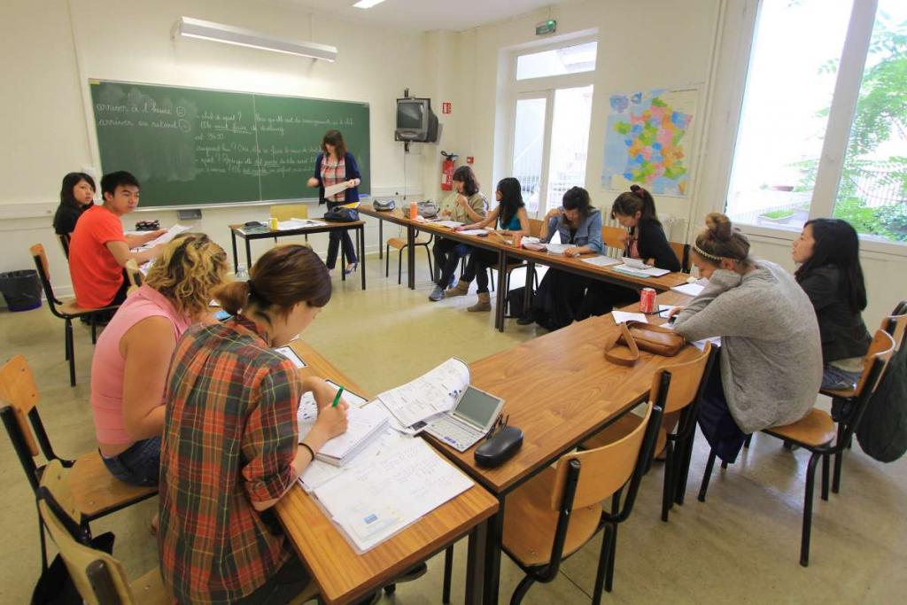 Franța propune un nou set de măsuri pentru noul an școlar. Ministerul Educației vrea să introducă o nouă materie: cititul