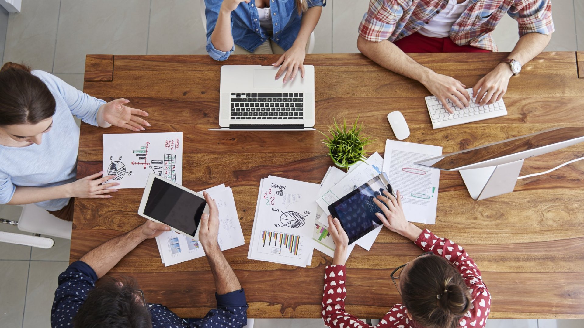 Limbajul la locul de muncă devine tot mai informal. Cum schimbă generația Z comunicarea la job