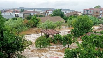 Ploile torenţiale provoacă dezastre în Grecia. Circulația vehiculelor a fost temporar suspendată în Skiathos