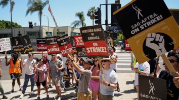 Scenariștii din SUA au ajuns la un acord provizoriu cu șefii studiourilor. Greva care durează de aproape cinci luni ar putea ajunge la final