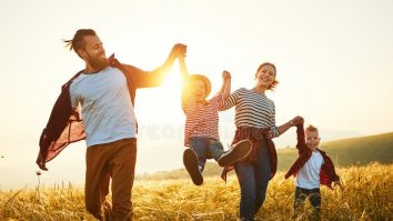 Câți copii să faci ca să fii liniștită? Un studiu arată că mamele care au patru sunt cele mai puțin stresate