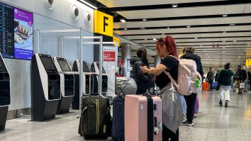 Pleci fără haine în vacanță. Cum poate ajuta acest serviciu la reducerea poluării?