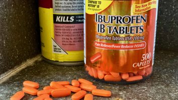 Analgezicele, combinate cu pastile contraceptive, cresc riscul cheagurilor de sânge. 228 de femei au murit în 30 de zile