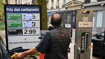 Distribuitorii de carburanți din Franța acceptă să vândă cu 0 profit. Guvernul Francez a anunțat și un cec de 100€ pentru gospodăriile cu venituri mici