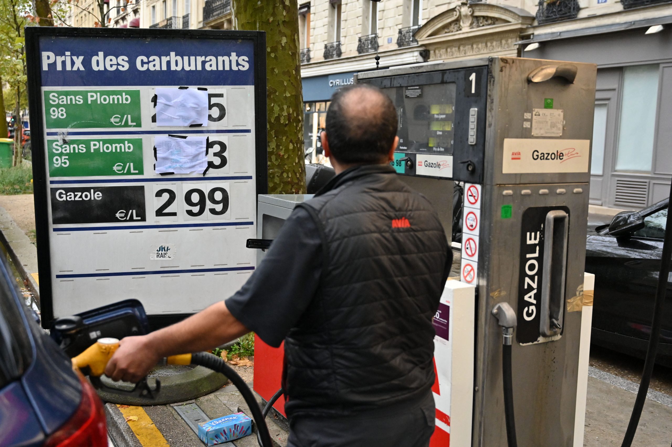 Distribuitorii de carburanți din Franța acceptă să vândă cu 0 profit. Guvernul Francez a anunțat și un cec de 100€ pentru gospodăriile cu venituri mici