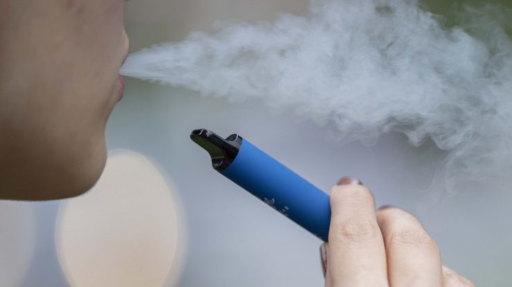 Franța va interzice dispozitivele pentru vapat printr-un nou plan anti-fumat. Mai multe țări vor să îi urmeze exemplul