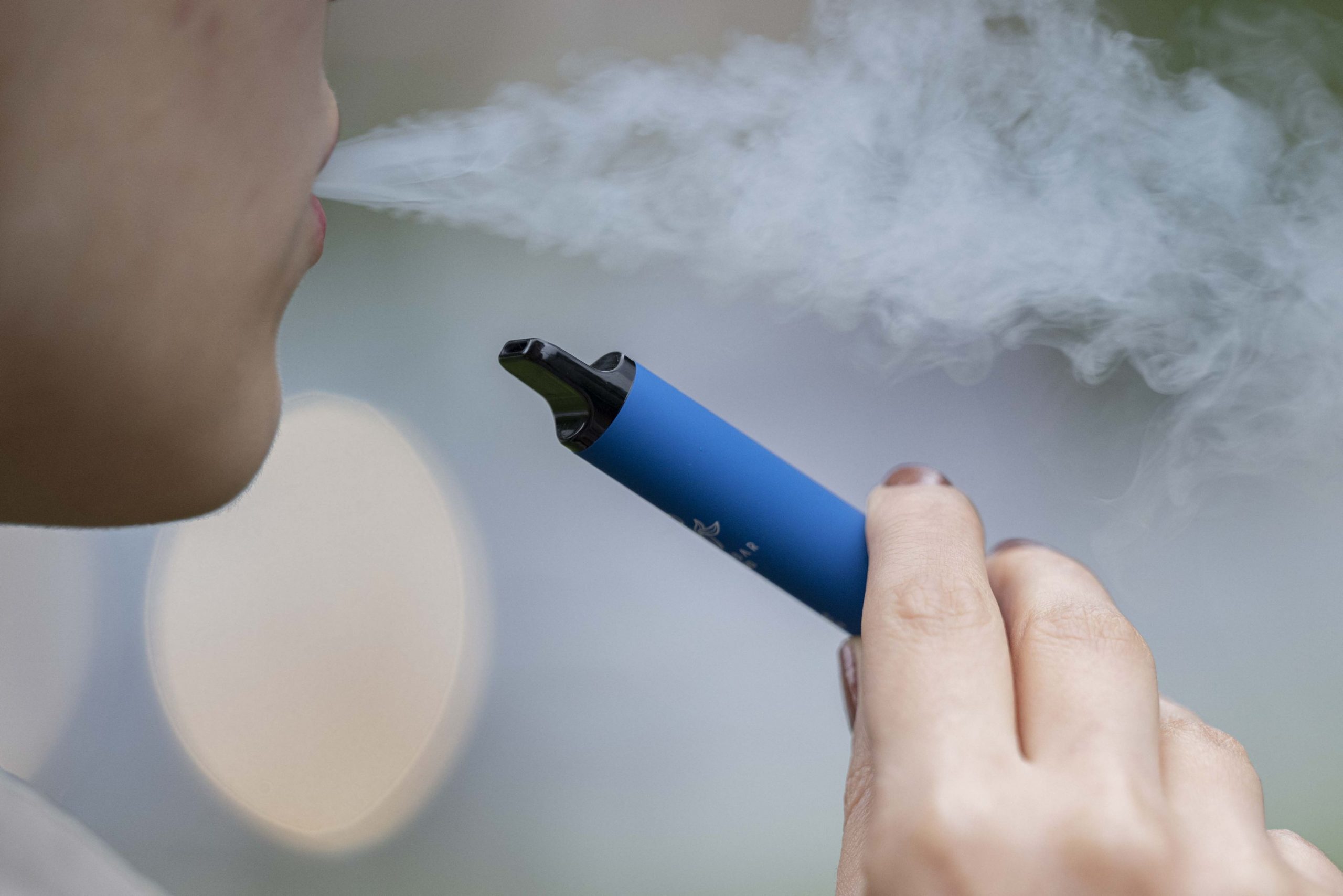 Franța va interzice dispozitivele pentru vapat printr-un nou plan anti-fumat. Mai multe țări vor să îi urmeze exemplul