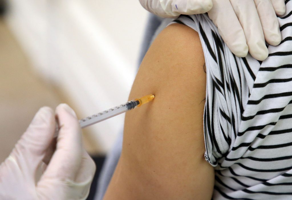 Noi vaccinuri Covid vor fi disponibile curând. Medicii încearcă să evite un alt val tomnatic de pandemie