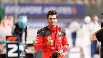 Carlos Sainz câștigă Marele Premiu de Formula 1 din Singapore pentru Ferrari. Câștigurile consecutive ale echipei Redbull au ajuns istorie