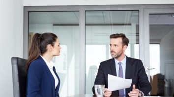 Frica de șefi îi face pe angajați să mintă mai mult decât de obicei. Care sunt motivele pentru care nu mărturisesc adevărul