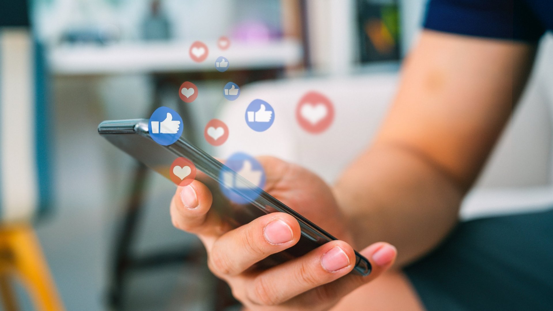 90 de secunde în Social Media, atât îi trebuie unei femei să se simtă neatrăgătoare. Ce impact au rețelele sociale asupra acestora