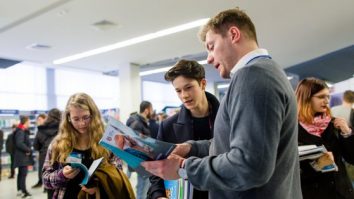 Peste 60% dintre tineri vor să studieze business. Generaţia Z se remarcă prin diversitatea intereselor academice