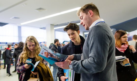 Peste 60% dintre tineri vor să studieze business. Generaţia Z se remarcă prin diversitatea intereselor academice