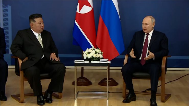 VIDEO. Scaunul lui Kim Jong Un a avut nevoie de întăriri ca să nu se rupă sub el. Dictatorul cântărește mai mult de 130 kg