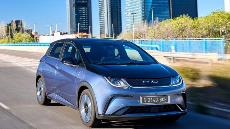Parisul ia măsuri drastice împotriva Chinei. Cele mai multe maşini electrice produse în Asia vor fi probabil excluse din sistemul francez de subvenţii