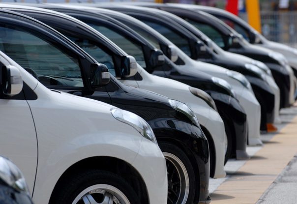 Guvernul pregătește noi restricții sau taxe pentru mașini, în 13 orașe mari din România, inclusiv București